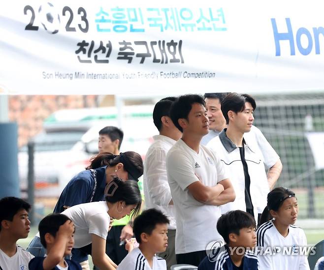 춘천 국제 유소년 친선 축구대회 참석한 손흥민 (춘천=연합뉴스) 양지웅 기자 =한국 축구의 간판 손흥민이 8일 강원 춘천시 손흥민체육공원에서 열린 '손흥민 국제 유소년 친선 축구대회'에 참석해 경기를 지켜보고 있다. 2023.6.8 yangdoo@yna.co.kr