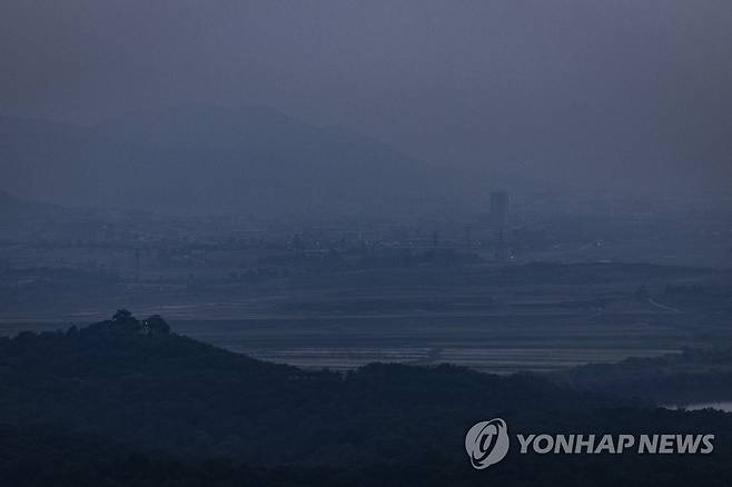 불 꺼진 개성공단 (파주=연합뉴스) 임병식 기자 = 7일 밤 경기도 파주시 서부전선 비무장지대(DMZ) 도라전망대에서 바라본 조명 없는 개성공단 일대의 어두운 모습. 2023.6.8 andphotodo@yna.co.kr