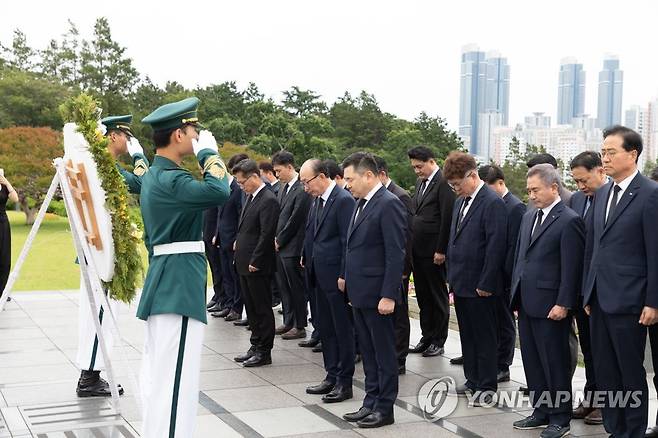 LIG넥스원, 정전 70주년 맞아 UN기념공원 묘역 참배 (서울=연합뉴스) 구본상 LIG 회장이 8일 부산 남구 UN 기념공원을 찾아 LIG넥스원 임원진들과 희생용사 묘역에 묵념하고 있다. 2023.6.8 [LIG넥스원 제공. 재판매 및 DB 금지] photo@yna.co.kr