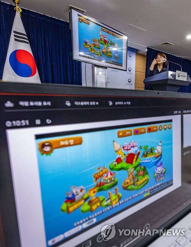 수학 AI 교과서 예시 시연 (서울=연합뉴스) 황광모 기자 = 8일 오후 서울 종로구 정부서울청사에서 열린 AI(인공지능) 디지털 교과서 적용 시연 회견에서 한국교육학술정보원 관계자가 'AI 똑똑수학탐험대'를 시연하고 있다. 2023.6.8 hkmpooh@yna.co.kr