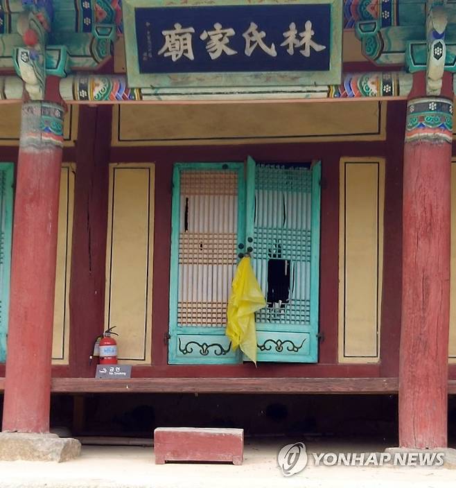 파손된 세종 '부안 임씨' 가묘 (세종=연합뉴스) 세종시 나성동 부안 임씨 가묘에 손괴 신고가 잇따라 접수된 가운데 경찰이 수사에 나섰다. 사진은 지난 7일 파손된 채 발견된 사당의 문. 2023.6.8 [독자 제공. 재판매 및 DB 금지] coolee@yna.co.kr