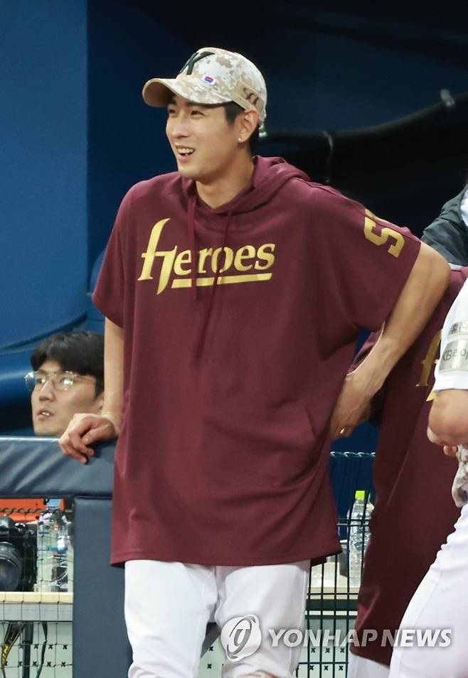 충분한 타점 뒤 교체 (서울=연합뉴스) 홍해인 기자 = 8일 오후 서울 고척스카이돔에서 열린 2023 프로야구 LG 트윈스와 키움 히어로즈의 경기. 
   8회초가 끝난 뒤 대타 임병욱과 교체되며 경기를 마친 키움 이정후가 아이싱 셔츠를 입고 더그아웃에 서서 아버지인 LG 이종범 1루 주루 코치와 대화하며 미소짓고 있다. 2023.6.8 hihong@yna.co.kr