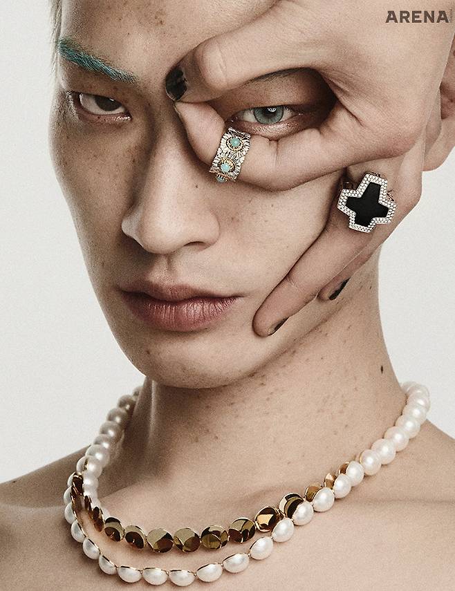 검지에 착용한 블라섬 컬러 이터넬레 링 1백만원대 부첼라티, 중지에 착용한 섹스 드럭스 로큰롤 링 가격미정 스티븐 웹스터, 반으로 갈라진 진주 단면에 옐로 골드를 세팅한 M/G 타사키 슬라이스드 네크리스 가격미정 M/G 타사키 제품.