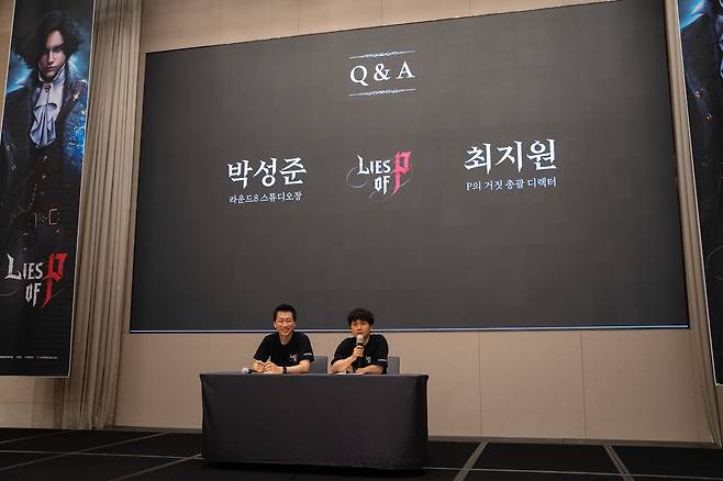 'P의 거짓' 개발진이 취재진의 질문에 답하고 있다. 왼쪽부터 라운드8 박성준 스튜디오장, 'P의 거짓' 최지원 총괄 디렉터.