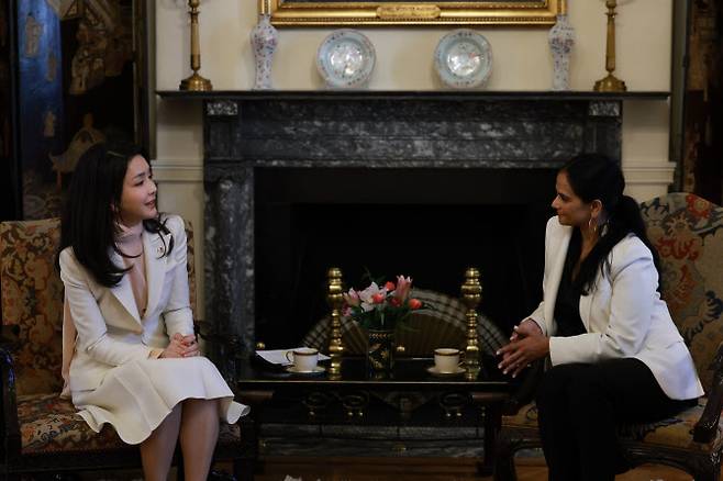 미국을 국빈 방문 중인 윤석열 대통령 부인 김건희 여사가 지난 4월 24일(현지시간) 워싱턴DC 블레어하우스에서 벨라 바자리아 넷플릭스 최고콘텐츠책임자(CCO)를 접견하고 있다.