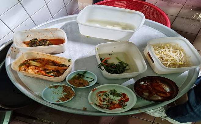 손님이 먹고 남긴 반찬을 재사용 목적으로 별도 용기에 모으고 있던 흔적. [사진=부산 특별사법경찰과]