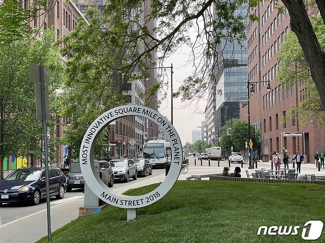 세계 스타트업과 벤처 창업의 요람으로 꼽히는 미국 보스턴 캔들스퀘어 앞 조형물. /뉴스1