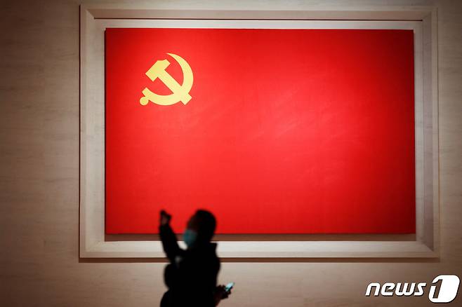 13일(현지시간) 중국 베이징 공산당 박물관에서 방문객들이 전시된 공산당 깃발 앞에 서 있다. ⓒ 로이터=뉴스1 ⓒ News1 한병찬 기자