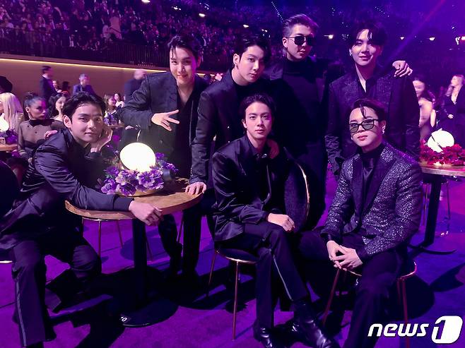 방탄소년단(BTS) 뷔(왼쪽부터), 제이홉, 정국, 진, RM, 슈가, 지민이 4일(이하 현지시간) 미국 라스베이거스에서 개최된 '제64회 그래미 어워드' 에 참석해 포즈를 취하고 있다. 이날 방탄소년단은 'Butter'로 '베스트 팝 듀오/그룹 퍼포먼스(BEST POP DUO/GROUP PERFORMANCE)' 부문 수상이 아쉽게 불발됐지만, 환상적 퍼포먼스로 전 세계 음악팬을 매료 시켰다. (빅히트 제공) 2022.4.4/뉴스1 ⓒ News1 권현진 기자
