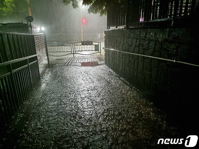 8일 오후 경기 고양 덕양구에 강한 소나기가 퍼붓고 있다. 2023.6.8/뉴스1 ⓒ News1 황덕현 기후환경전문기자