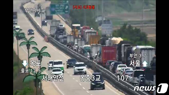 (부안=뉴스1) 강교현 기자 = 9일 오전 9시50분께 전북 부안군 서해안고속도로 상행선 108㎞ 부안나들목 인근에서 24톤 화물차가 전도되는 사고가 발생했다.(한국도로공사 제공)2023.6.9/뉴스1