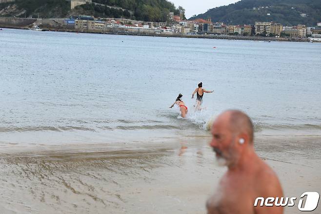 27일(현지시간) 스페인 북부 산 세바스찬에서 폭염이 지속됨에 따라 사람들이 해변에서 더위를 식히고 있다. 2022.10.27 ⓒ 로이터=뉴스1 ⓒ News1 정윤미 기자