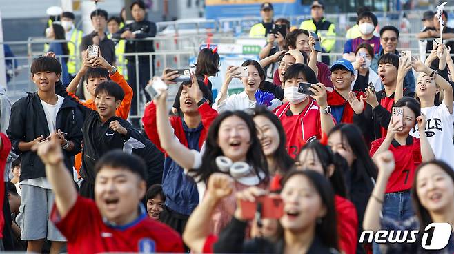 U-20 월드컵 준결승전 대한민국과 이탈리아의 경기가 열린 9일 서울 광화문광장에 거리응원을 나온 시민들이 대한민국의 첫 득점이 나오자 환호하고 있다. 2023.6.9/뉴스1 ⓒ News1 김도우 기자