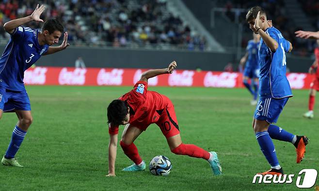 8일(현지시간) 아르헨티나 라플라타 라플라 스타디움에서 열린 'FIFA U-20 월드컵 아르헨티나 2023' 준결승전 한국과 이탈리아의 경기에서 배준호가 드리블하고 있다. 2023.6.9/뉴스1 ⓒ News1 이승배 기자