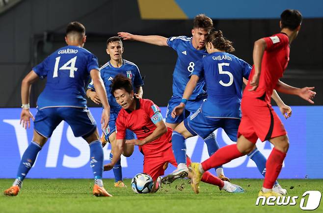 8일(현지시간) 아르헨티나 라플라타 라플라 스타디움에서 열린 'FIFA U-20 월드컵 아르헨티나 2023' 준결승전 한국과 이탈리아의 경기에서 이승원이 드리블 도중 상대수비에 막혀 넘어지고 있다. 2023.6.9/뉴스1 ⓒ News1 이승배 기자