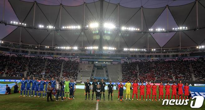 8일(현지시간) 아르헨티나 라플라타 라플라 스타디움에서 열린 'FIFA U-20 월드컵 아르헨티나 2023' 준결승전 한국과 이탈리아의 경기에서 한국과 이탈리아 대표팀이 도열해 있다. 2023.6.9/뉴스1 ⓒ News1 이승배 기자