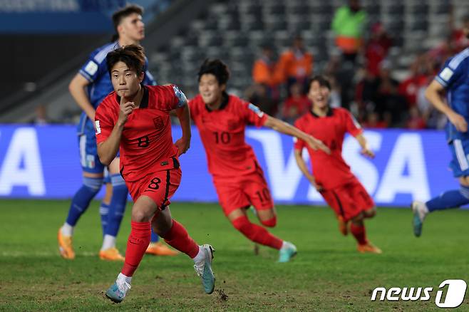 8일(현지시간) 아르헨티나 라플라타 라플라 스타디움에서 열린 'FIFA U-20 월드컵 아르헨티나 2023' 준결승전 한국과 이탈리아의 경기에서 이승원이 패널티킥으로 득점에 성공한 뒤 기뻐하고 있다. 2023.6.9/뉴스1 ⓒ News1 이승배 기자