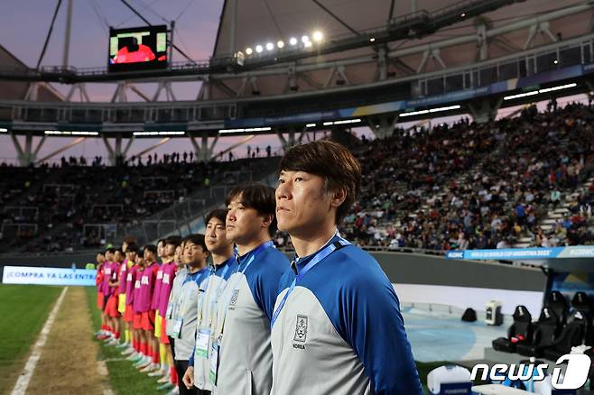 8일(현지시간) 아르헨티나 라플라타 라플라 스타디움에서 열린 'FIFA U-20 월드컵 아르헨티나 2023' 준결승전 한국과 이탈리아의 경기에서 김은중 한국 대표팀 감독이 도열해 있다. 2023.6.9/뉴스1 ⓒ News1 이승배 기자