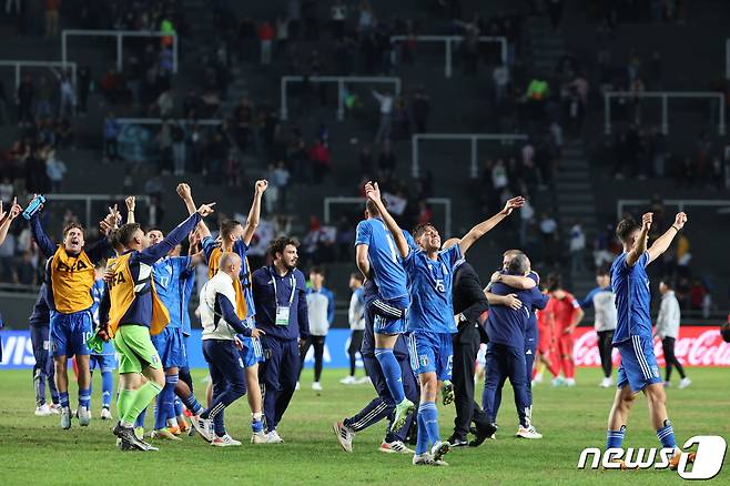 8일(현지시간) 아르헨티나 라플라타 라플라 스타디움에서 열린 'FIFA U-20 월드컵 아르헨티나 2023' 준결승전 한국과 이탈리아의 경기에서 2대1로 승리한 이탈리아 선수들이 기뻐하고 있다. 2023.6.9/뉴스1 ⓒ News1 이승배 기자