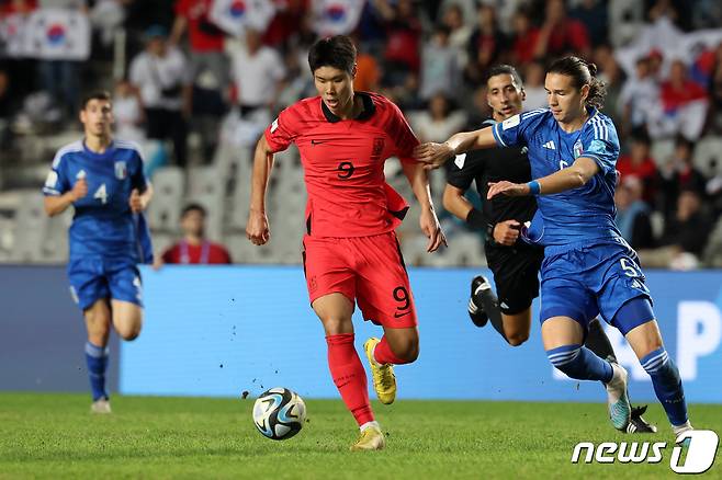 8일(현지시간) 아르헨티나 라플라타 라플라 스타디움에서 열린 'FIFA U-20 월드컵 아르헨티나 2023' 준결승전 한국과 이탈리아의 경기에서 이영준이 드리블하고 있다. 2023.6.9/뉴스1 ⓒ News1 이승배 기자