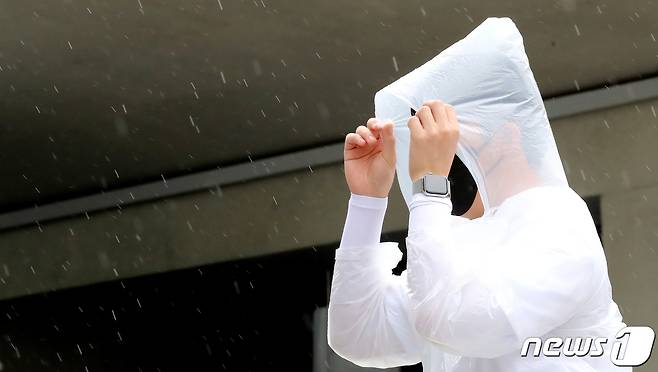 전국 곳곳에 비가 내린 8일 오후 서울 중구 세종대로에서 우의를 입은 한 시민이 걸음을 재촉하고 있다. 2023.6.8/뉴스1 ⓒ News1 장수영 기자