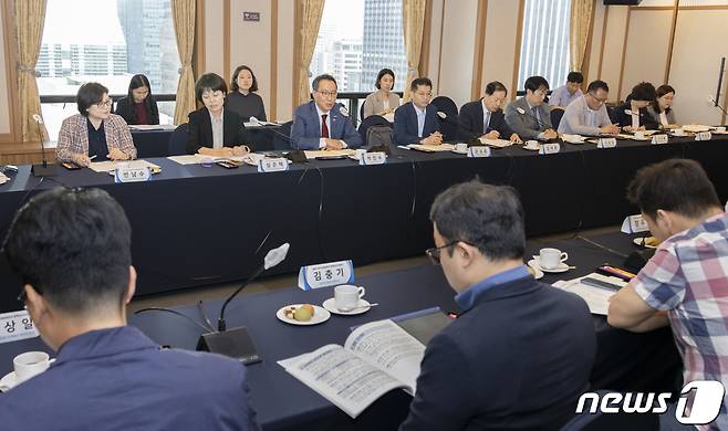 보건복지부는 9일 서울 중구 한국프레스센터에서 2023년 보건의료데이터 정책심의위원회를 열고 올해 건강정보 고속도로 추진계획 등의 안건들을 논의했다고 밝혔다(보건복지부 제공)