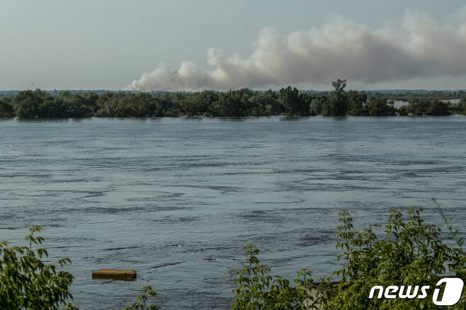 7일 (현지시간) 러시아가 점령 중인 우크라이나 헤르손의 노바카호우카 댐의 붕괴로 물바다가 된 드니프로 강의 모습이 보인다. 2023.6.8 ⓒ 로이터=뉴스1 ⓒ News1 우동명 기자