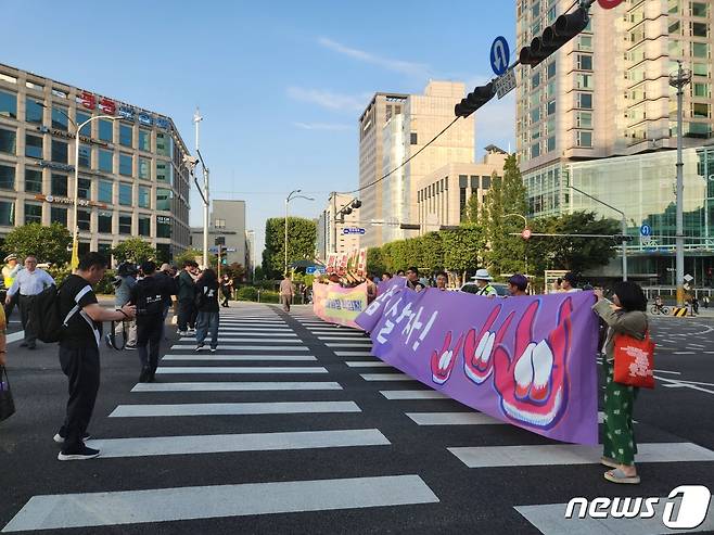 9일 비정규직 단체 참가자들은  오후 6시30분부터 약 10분간 서울 서초역 5번출구에서 7번출구로 가는 횡당보도 위에서 퍼포먼스를 진행했다.