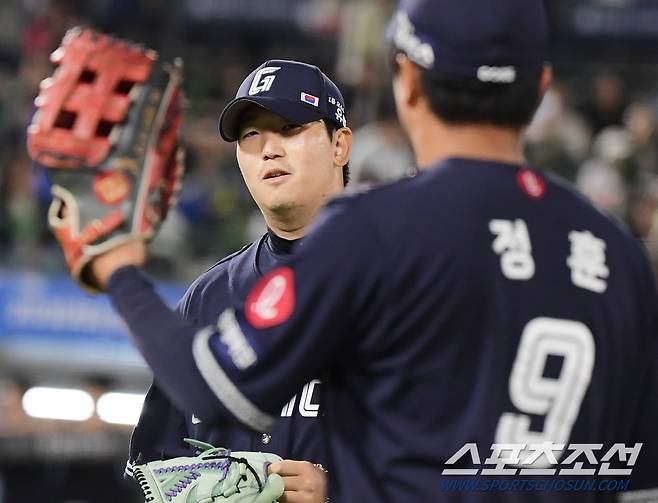 8일 부산 사직구장에서 열린 KT와 롯데의 경기. 10회초 무실점으로 이닝을 책임진 최이준이 정훈의 환영을 받고 있다. 부산=정재근 기자 cjg@sportschosun.com/2023.6.8/