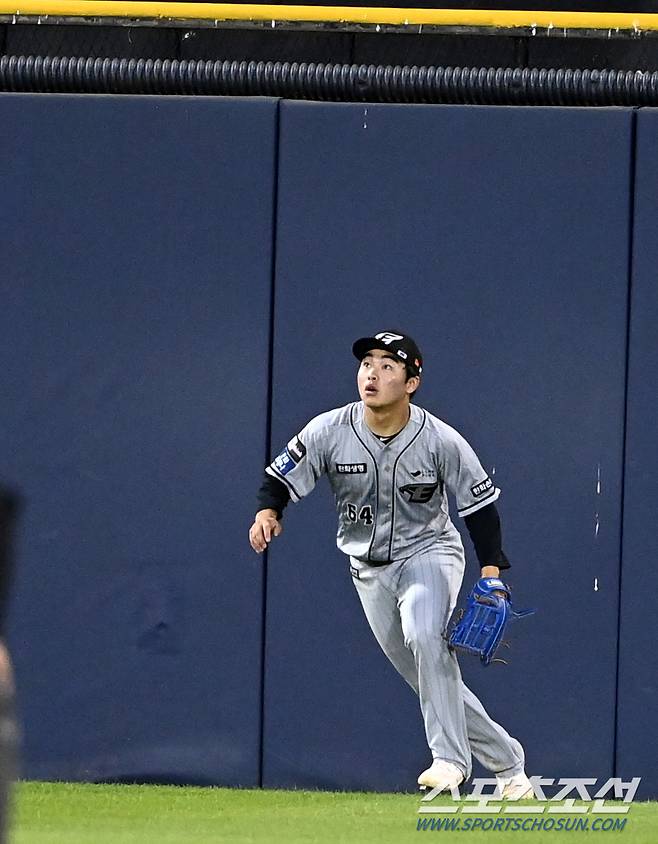 홍성호의 타구방향을 예측하고 뒤로 물러나던 문현빈이 깜짝 놀랐다
