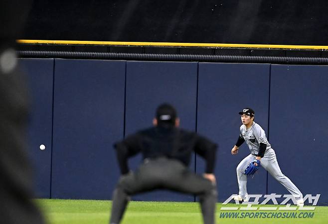 예상했던 위치보다 훨씬 앞에 떨어진 타구, 결국 2루타를 내줬다