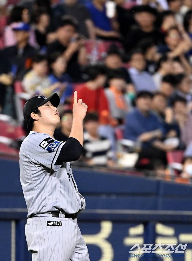 '잡기 까다로운 타구였어~' 문현빈을 보며 하늘을 가리키는 김민우