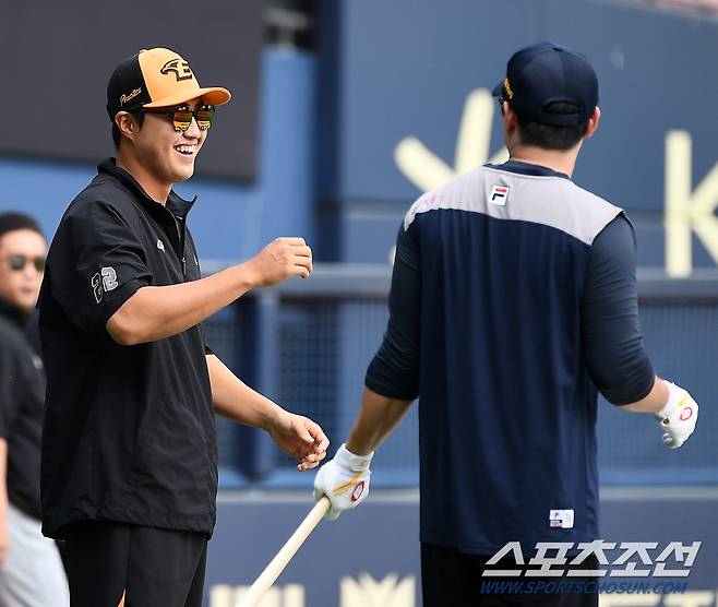 경기 전 오랜 시간 함께 구슬땀을 흘렸던 잠실구장 그라운드에서 만난 채은성이 동생 양석환을 바라보며 해맑게 웃고 있다. 잠실=박재만 기자 pjm@sportschosun.com