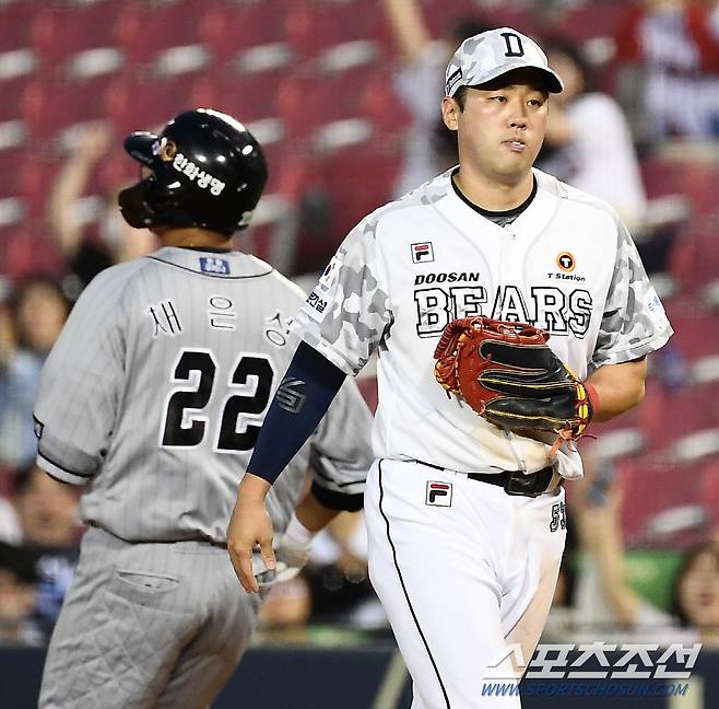 이제는 한화와 두산의 중심 타자로 성장한 채은성과 양석환 '형님을 처리한 뒤 자리를 뜨는 동생'