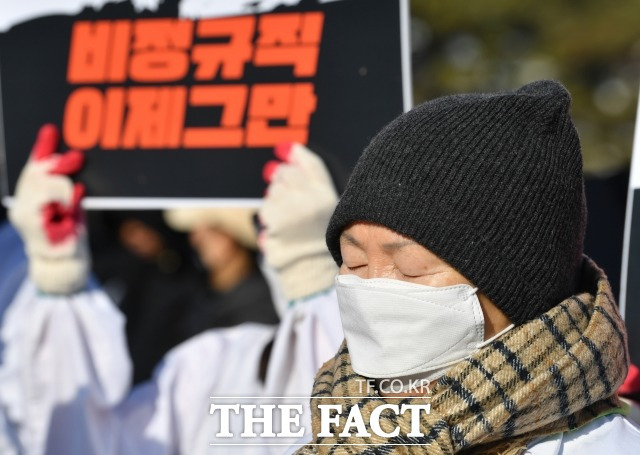 경찰이 비정규직 노동단체의 1박2일 노숙 집회에 강경대응 방침을 밝혔다. 사진은 지난해 12월 서울 용산구 전쟁기념관 앞에서 열린 비정규직 이제그만 공동투쟁의 '노동시장 이중구조 피해자 비정규직 오체투지' 기자회견 /박헌우 기자