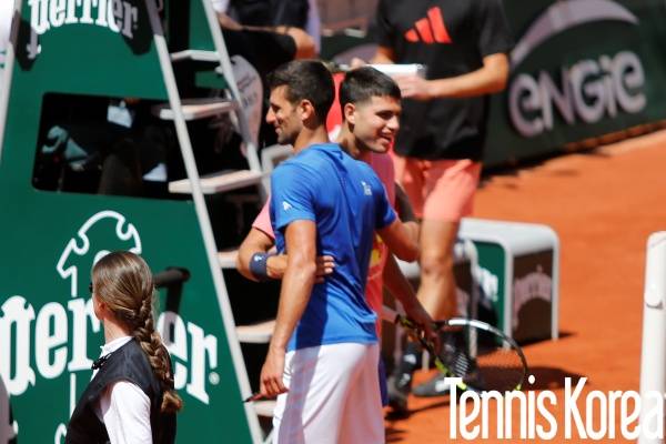 지난 27일 수잔랑랑 코트에서 서로 인사를 나눈 조코비치와 알카라스(오른쪽)