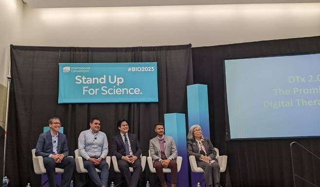 김주영 웰트 미국지사장(가운데)이 6일(현지시간) 바이오 인터내셔널 컨벤션(바이오USA) 행사의 일환으로 열린 'DTx 2.0' 세션에서 토론하고 있다. [사진제공=김주영 지사장]