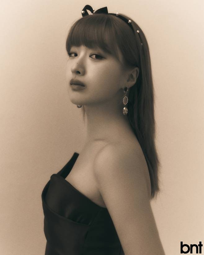 드레스는 딘트, 슈즈는 헬레나앤크리스티, 액세서리는 딸기샤베트 제품.