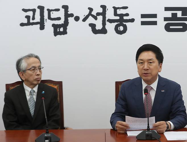 김기현 국민의힘 대표가 8일 오후 서울 여의도 국회에서 아이보시 코이치 주한일본대사를 접견하고 있다. 2023.6.8/뉴스1