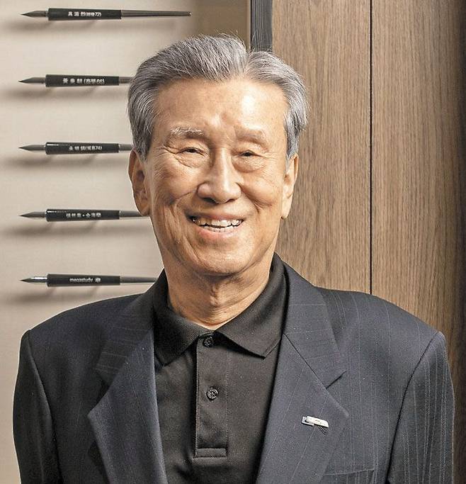 지난달 26일 서울 성북구 고려대 '크림슨 아너스클럽' 기부자 명예의 전당 앞에서 대학에 84억원을 기부한 유휘성(85)씨가 웃고 있다. /김지호 기자