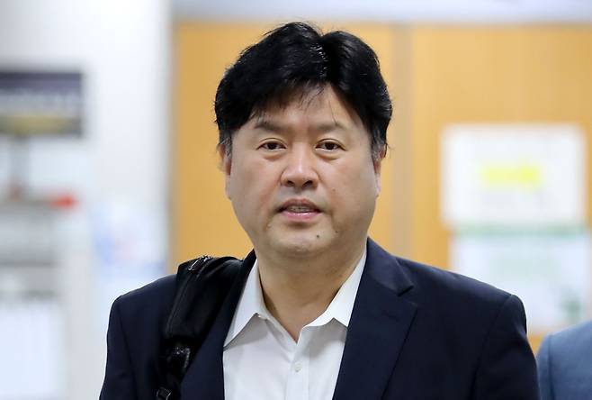 김용 전 민주연구원 부원장이 지난 8일 오전 서울 서초구 서울중앙지법에 출석하고 있다./뉴스1