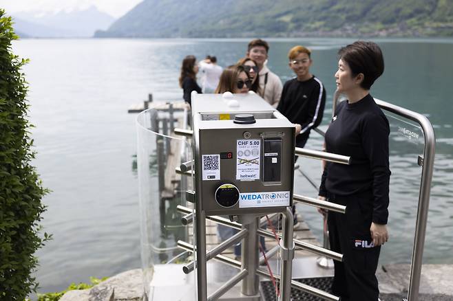 한국인 방문객들이 5월 21일 스위스 이젤발트에서 5스위스 프랑을 지불하고 부두에 들어갔다. /EPA 연합뉴스