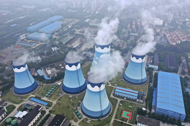 중국 장쑤성 난징의 한 석탄 화력발전소 냉각탑에서 하얀 수증기가 나오고 있다./연합뉴스