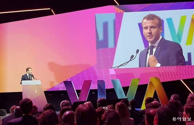 에마뉘엘 마크롱 프랑스 대통령은 2017년 취임한 직후부터  ‘비바 테크’를 글로벌 스타트업 행사로 만드는 데 앞장섰다. 사진은 2018년 제 3회 비바 테크에서 개막 연설을 하는 모습.  파리=김선미 기자 kimsunmi@donga.com