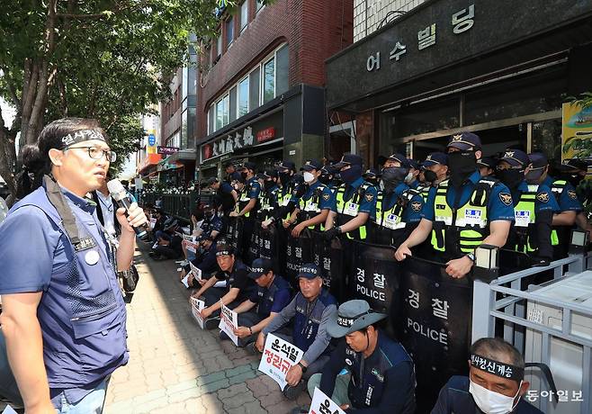 9일 오전 서울 영등포구 민노총 건설노조 사무실 앞에서 노조원들이 압수수색을 규탄하고 있다. 이날 서울 남대문경찰서는 지난달 
16, 17일 건설노조가 진행한 ‘1박 2일 노숙 집회’의 집시법 위반 혐의 관련 압수수색을 진행했다. 김재명 기자 
base@donga.com