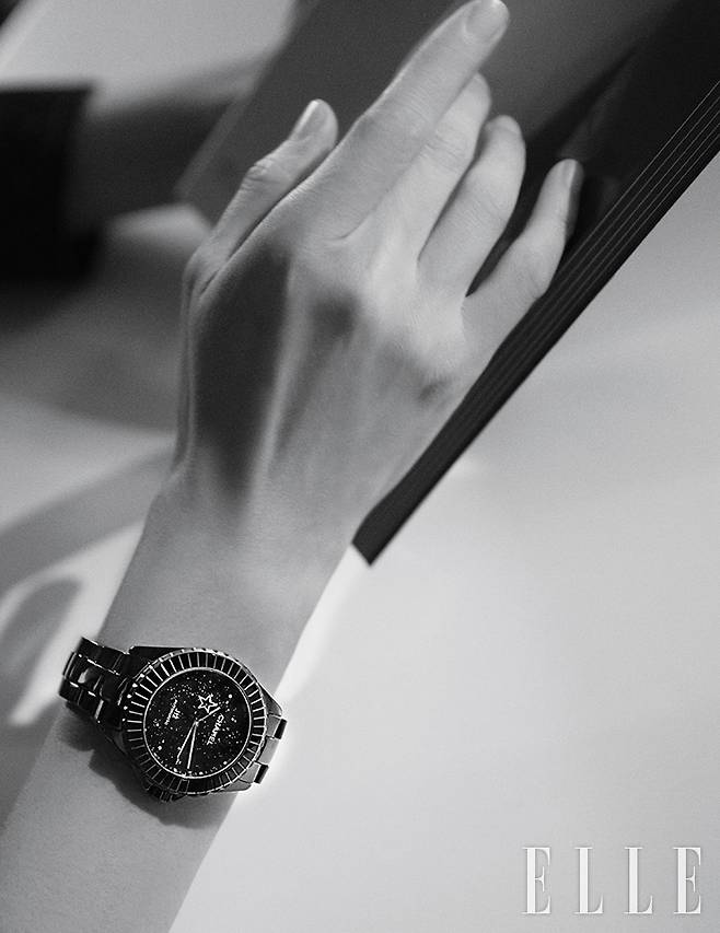 바게트 컷 패턴의 블랙 바니쉬 사파이어 크리스털을 베젤에 세팅한 38mm J12 한정판 워치는 Chanel Watches.