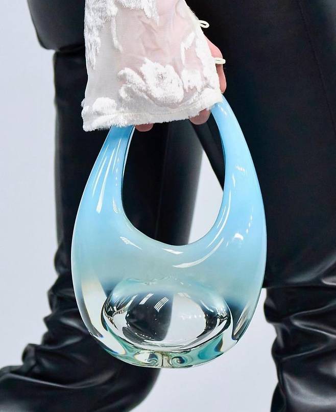 코페르니 2022 F/W 컬렉션 속 홈 인 헤븐 x 코페르니 협업 백