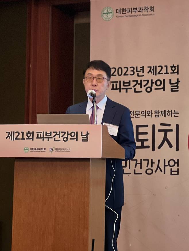 김유찬 대한피부과학회 회장이 8일 서울 중구 롯데호텔서울에서 '옴퇴치 국민건강사업'이라는 주제로 개최된 '제21회 피부건강의 날' 캠페인에서 인사말을 하고 있다. 사진=강규민 기자