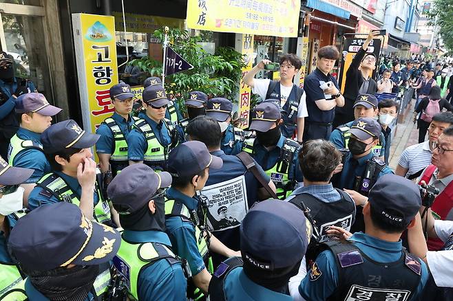 9일 오전 서울 영등포구 대림동 민주노총 건설산업연맹 전국건설노동조합에서 경찰이 압수수색을 준비하는 가운데 한 노동자가 건물 안으로 들어가고 있다. 백소아 기자 thanks@hani.co.kr