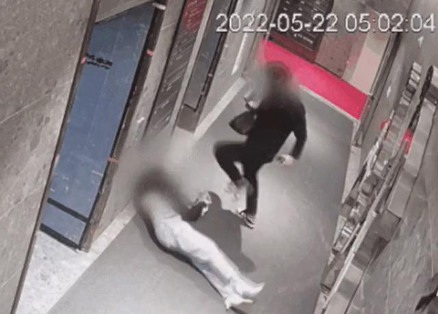 지난해 5월 부산의 한 오피스텔에서 가해자의 갑작스러운 돌려차기에 머리를 가격당한 피해자가 쓰러져 있는 모습이 담긴 CCTV 장면. 한국일보 자료사진